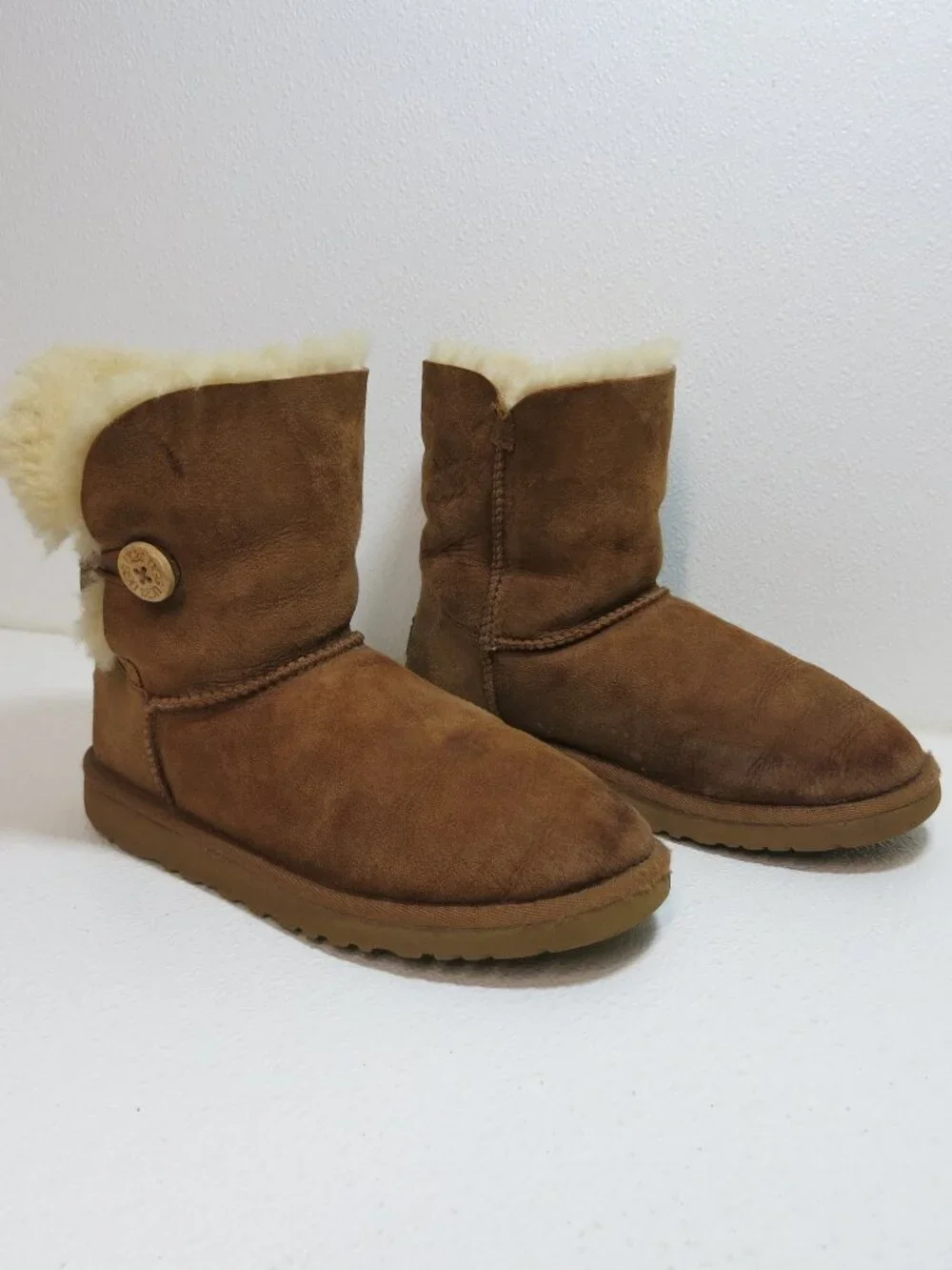 UGG 5991Y Australia Bailey Button Winter Boots Insulated Kids Footwear Sz 5
